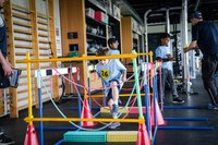 Ein Kind schlängelt sich durch einen Hindernisparcours