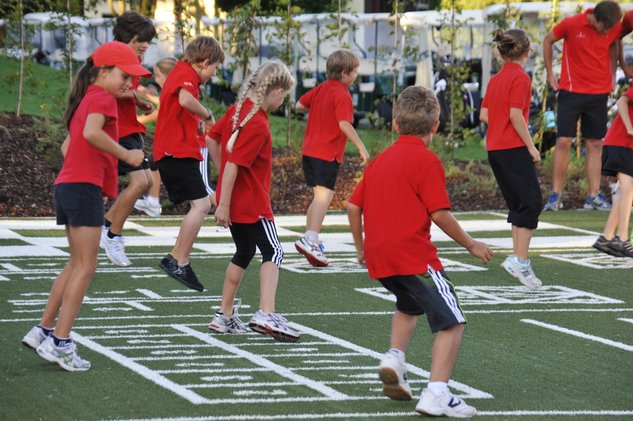 Kinder beim Training auf dem Athletikplatz