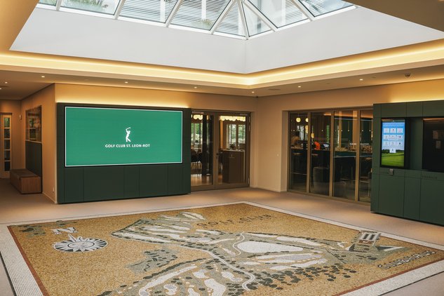 Foyer mit großer Videowall
