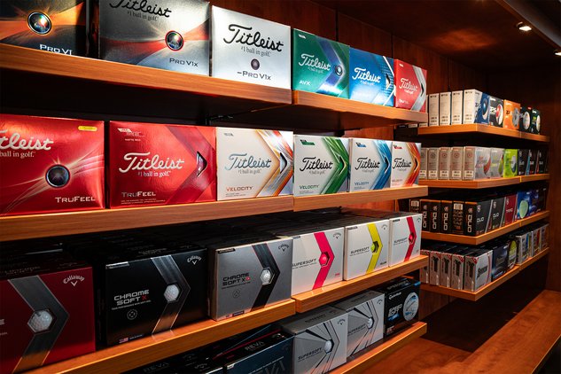 Verschiedene Golfbälle im Pro Shop Sortiment des GC SLR