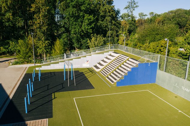 Athletikplatz im Freien mit Kletterstangen und Treppen