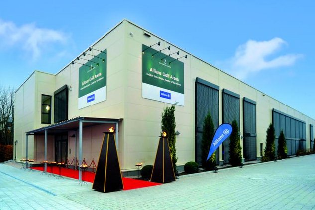 Blick von außen auf die Indoorhalle des Golf Club St. Leon-Rot