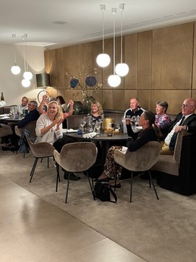 Gruppe von Senioren sitzen an rundem Tisch in Restaurant