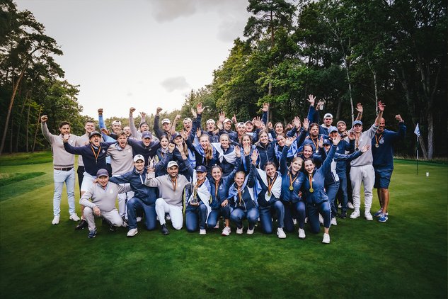 Gruppenfoto der jubelnden Herren- und Damenteams des Golf Club St. Leon-Rot beim Final Four Titelgewinn 2023 im GC Pfalz