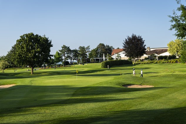 Ebenerdige Aufnahme von Bambiniplatz mit Clubhaus im Hintergrund