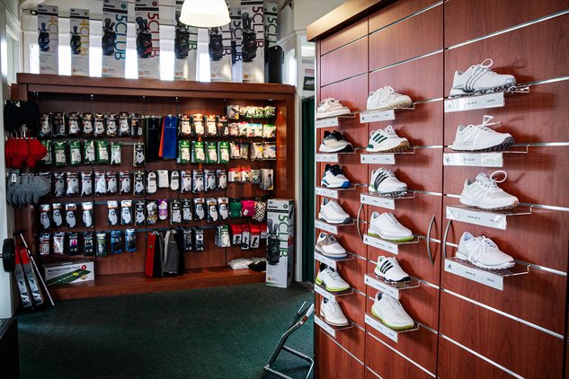 Verkaufswand mit Schuhen und Golfhandschuhe 