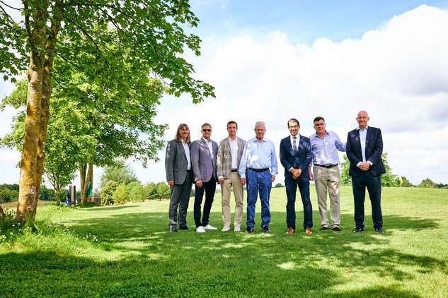 Gruppenbild mit Vertretern von GC SLR und Politik auf Rasenfläche