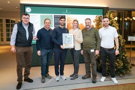 Gruppenfoto vor Videowall 