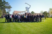 Die Mitarbeiter des GC SLR stehen als Gruppe vor der Clubhausterrasse auf der Wiese