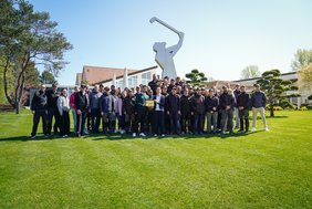 Die Mitarbeiter des GC SLR stehen als Gruppe vor der Clubhausterrasse auf der Wiese