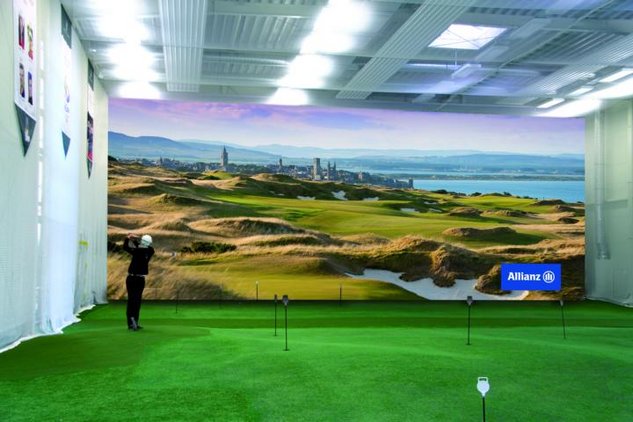 Putting- und Abschlagsbereich der Indoorhalle