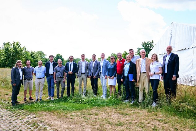 Gruppenfoto mit verschiedenen Vertretern aus Golf und Politik 