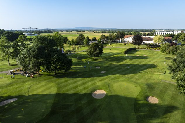 Ebenerdige Aufnahme von Bambiniplatz mit Clubhaus im Hintergrund