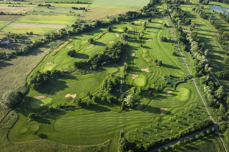 Luftaufnahme von mehreren Golfbahnen