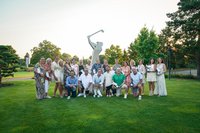 Gruppenfoto in 2 Reihen auf einer grünen Wiese beim Sonnenuntergang auf der grünen Wiese