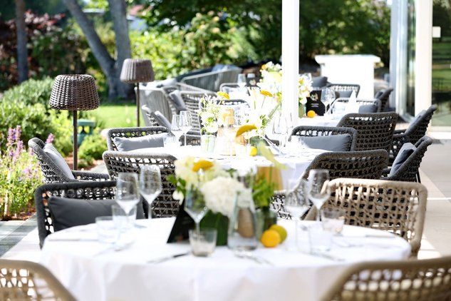 Gedeckte Tische auf Terrasse