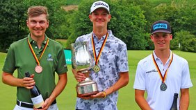 Die drei Erstplatzierten der DM mit Medaillen um den Hals