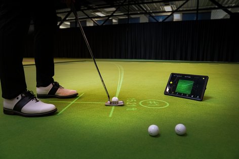 Nahaufnahme von Puttingszene mit Tablet auf dem Boden