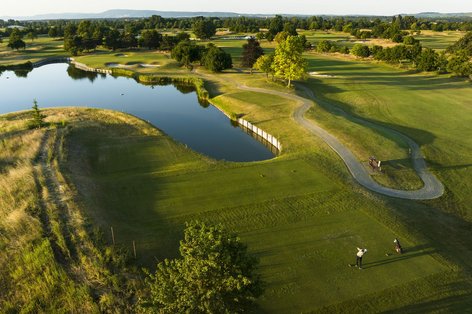 Luftaufnahme von Abschlagsflächen vor langem Teich