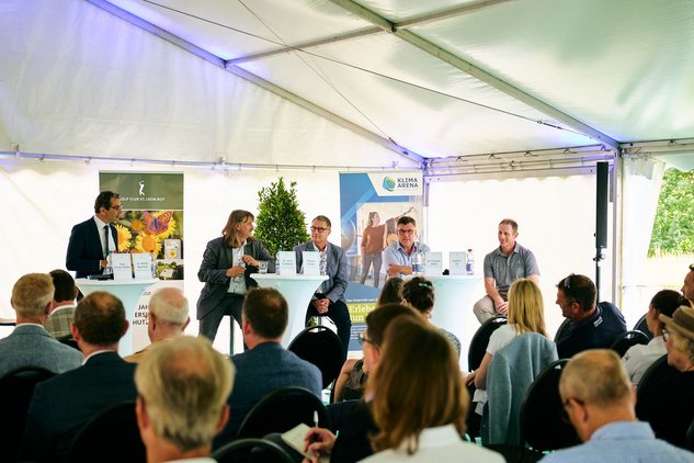 Gesprächsrunde an Stehtischen vor Publikum im Festzelt