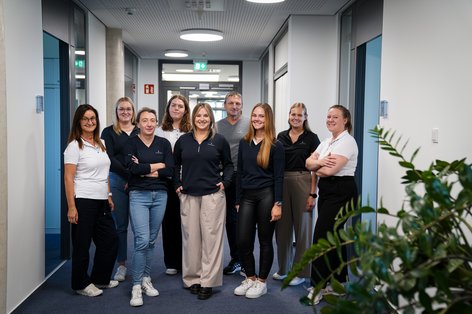Gruppenfoto in Büroräumen