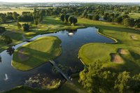 Luftaufnahme von grünem Inselgrün mit Wasserelement herum