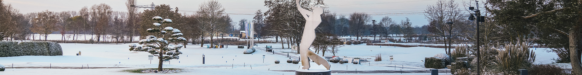 Verschneite Golfanlage