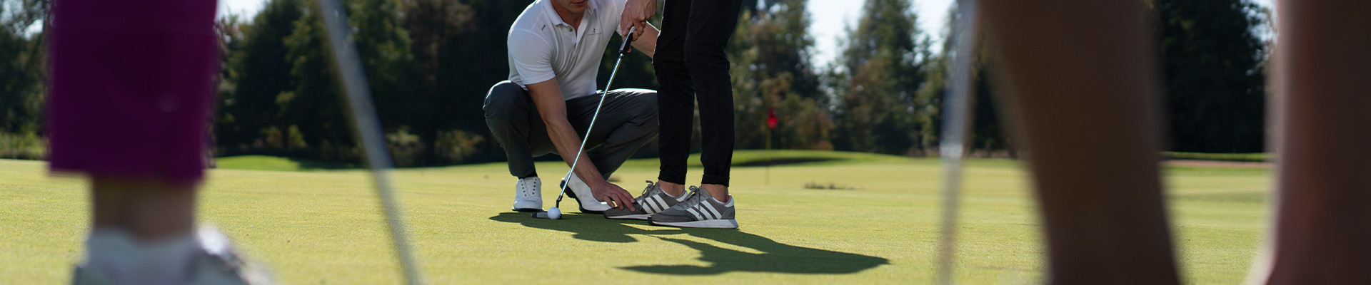 Golftrainer beim Golfunterricht mit Schülern