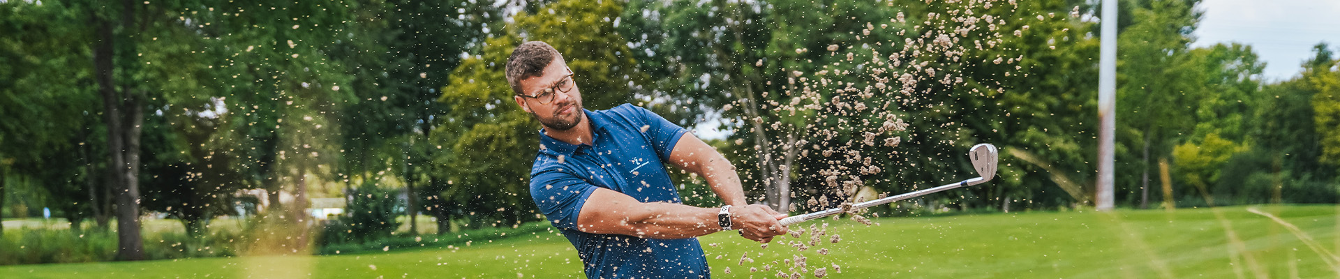 Golfer schlägt aus Bunker heraus