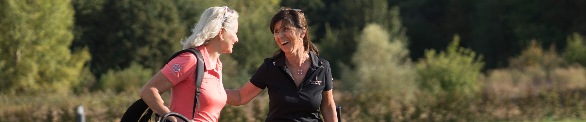 Zwei Personen unterhalten sich