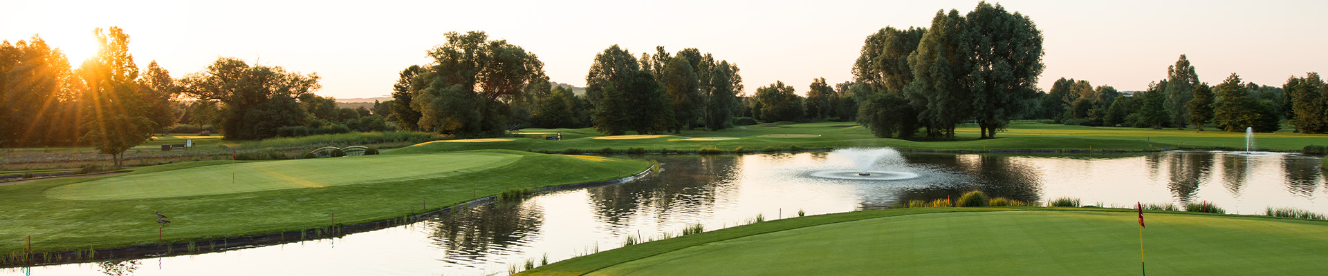Blick auf Teich auf Golfanlage