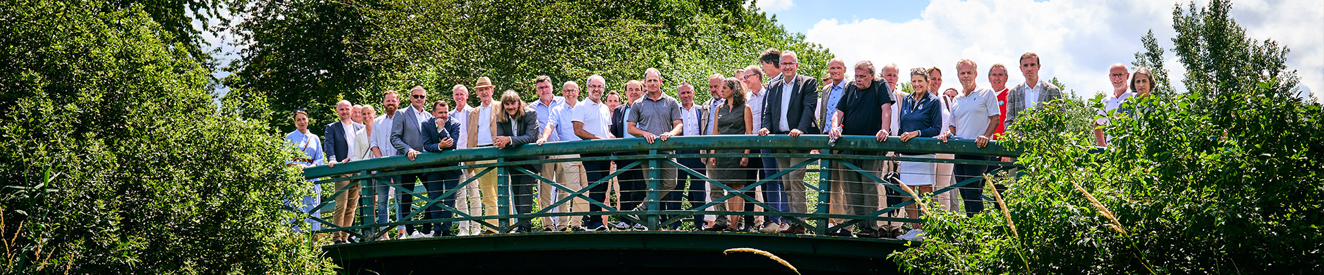 Personengruppe steht auf Brücke