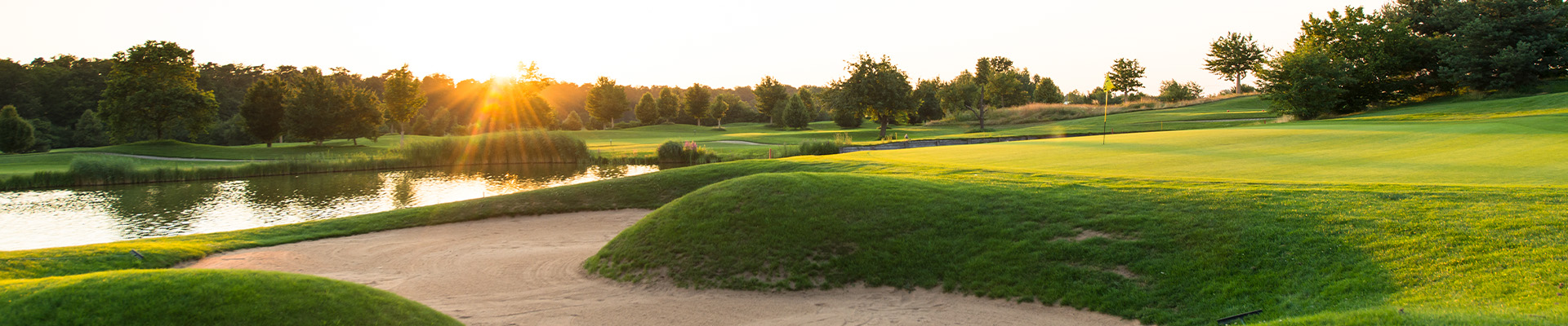 Blick auf Bunker und Golfgrün bei Sonnenuntergang