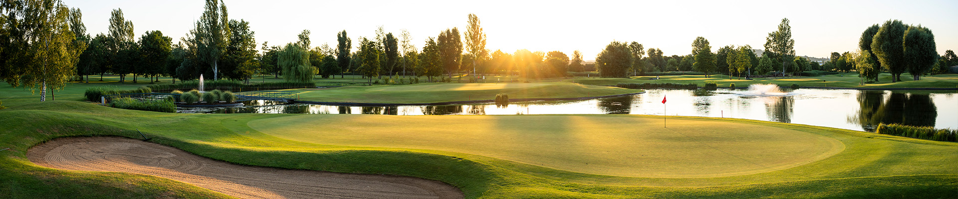 Blick auf Golfgrün bei Sonnenaufgang