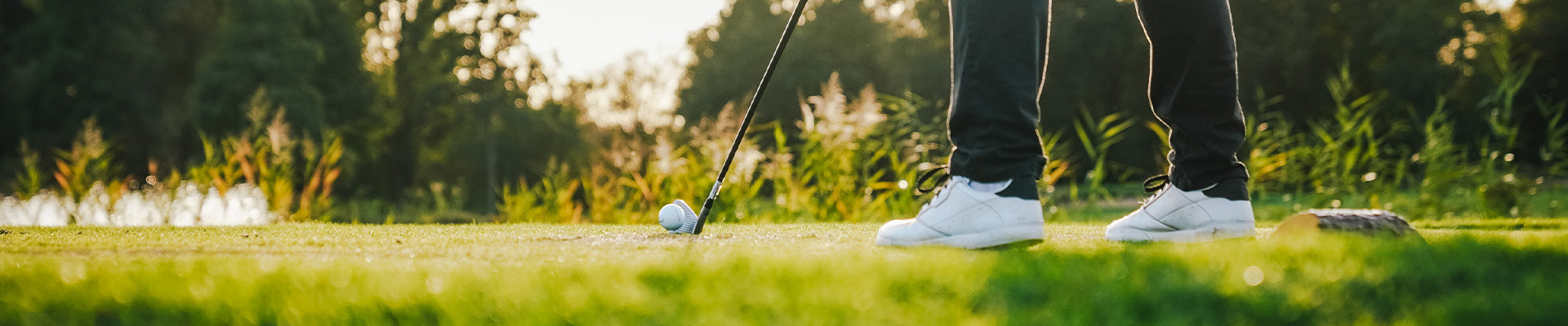 Golfer steht auf Grün zum Abschlag bereit