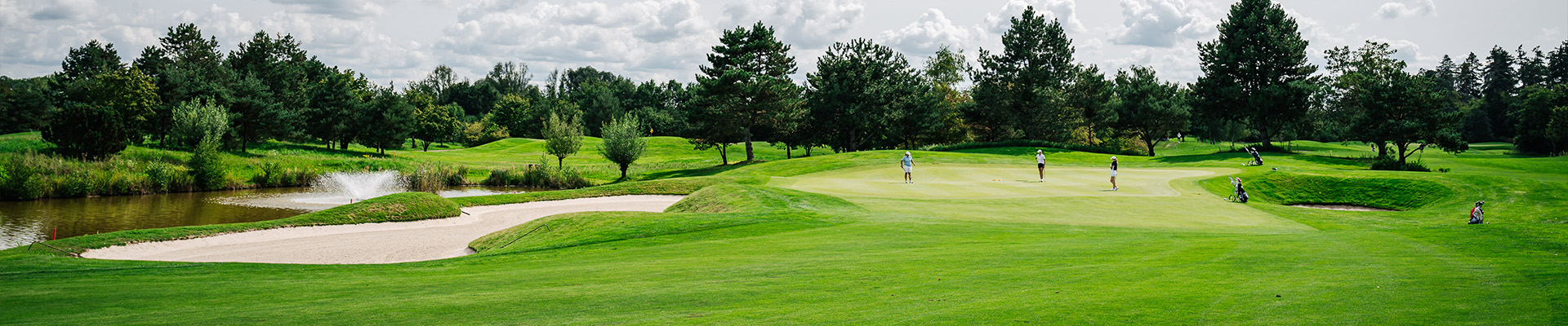Blick auf Golfplatz mit Bunker