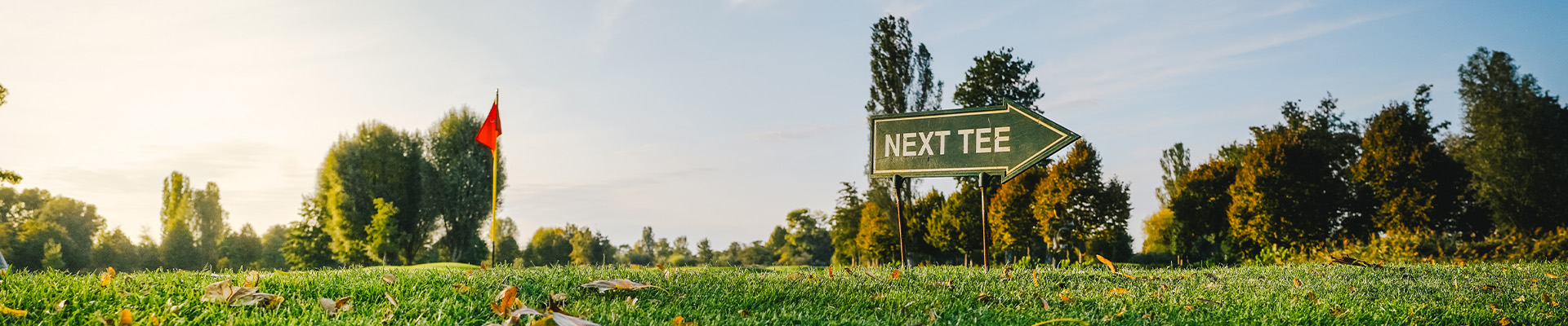 Schild mit Aufschrift Next Tee 